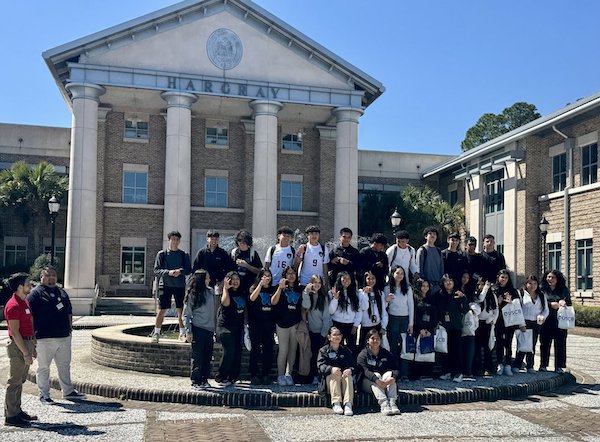 Bluffton students in front of fountian